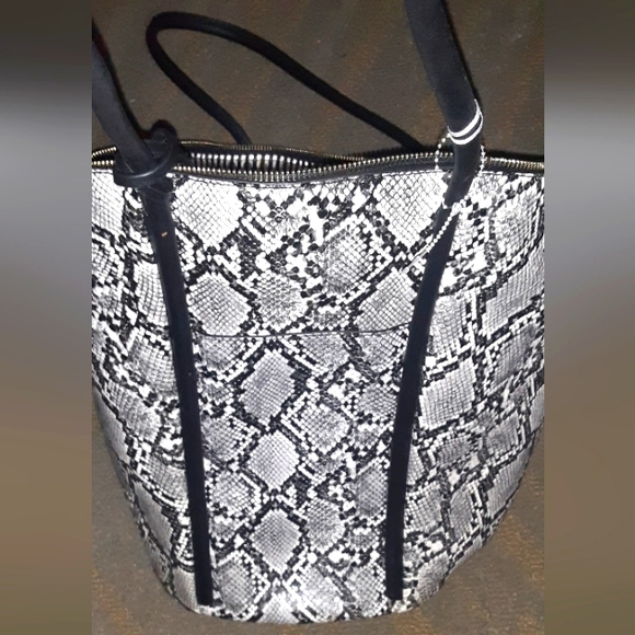 Large snake print purse brand new never used - Picture 5 of 5